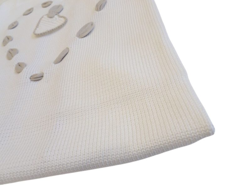 Copertina culla bianco lavorata a maglia in cotone con coste ricamate, cuore a trecce color tortora.