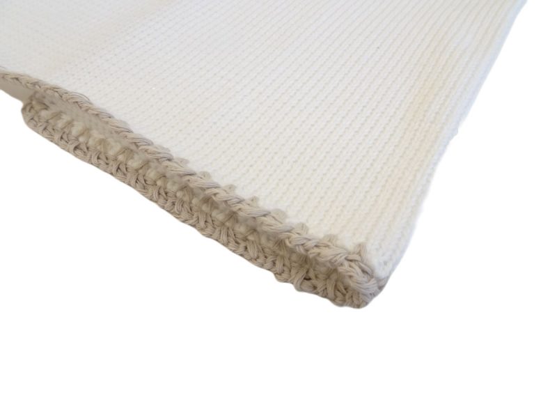 Copertina culla bianco lavorata a maglia in cotone con coste ricamate, cuore a trecce color tortora.