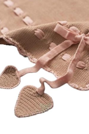 Copertina per culla neonato in lana merinos di colore rosa antico e salmone con trina lavorata a maglia
