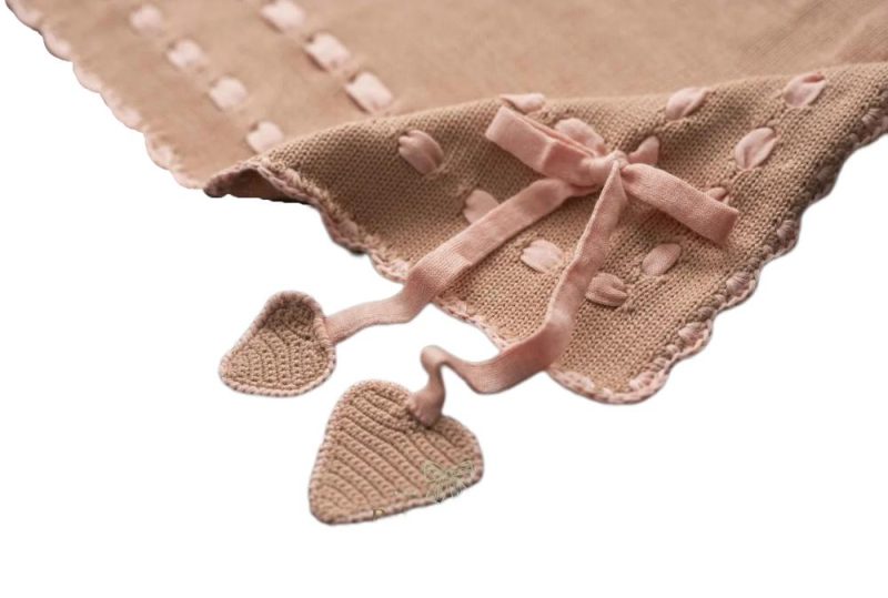 Copertina per culla neonato in lana merinos di colore rosa antico e salmone con trina lavorata a maglia