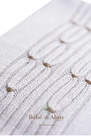Copertina per culla neonato in lana merinos di colore tortora con inserti marrone, lavorazione centrale a trecce.