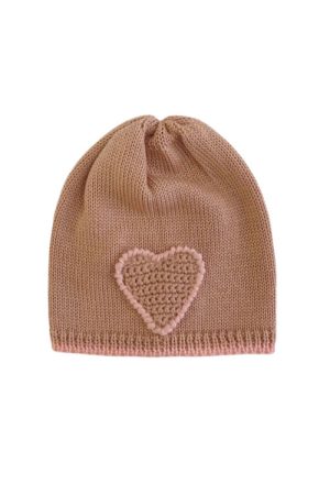 Cappellino in lana merinos di colore rosa antico e salmone con cuore lavorato a maglia.