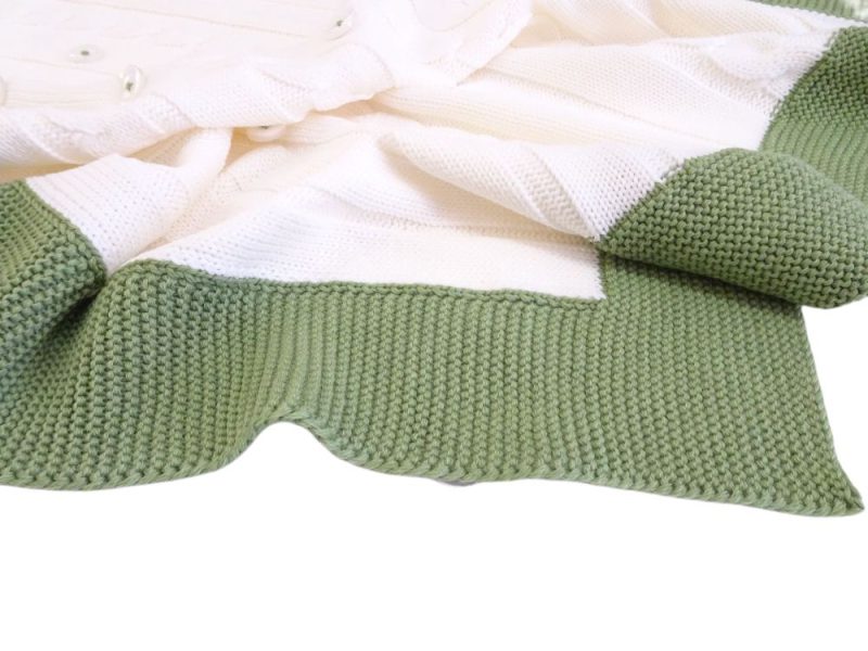 Copertina per culla neonato in lana merinos di colore bianco con fascia verde tiffany