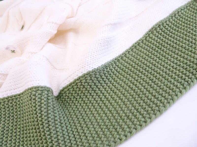 Copertina per culla neonato in lana merinos di colore bianco con fascia verde tiffany