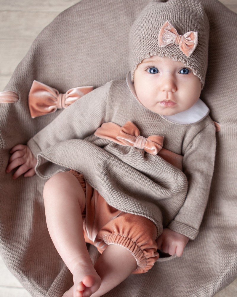 Tutina intera per neonato in lana merino color corda con cinta e fiocco in velluto cipria