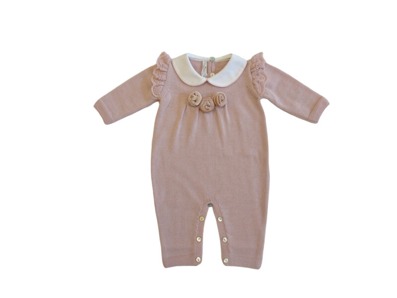 Tutina intera per neonata in lana merino color rosa con alette e rose in velluto cipria