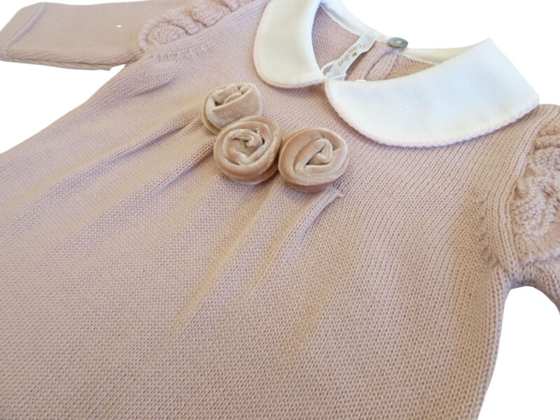 Tutina intera per neonata in lana merino color rosa con alette e rose in velluto cipria